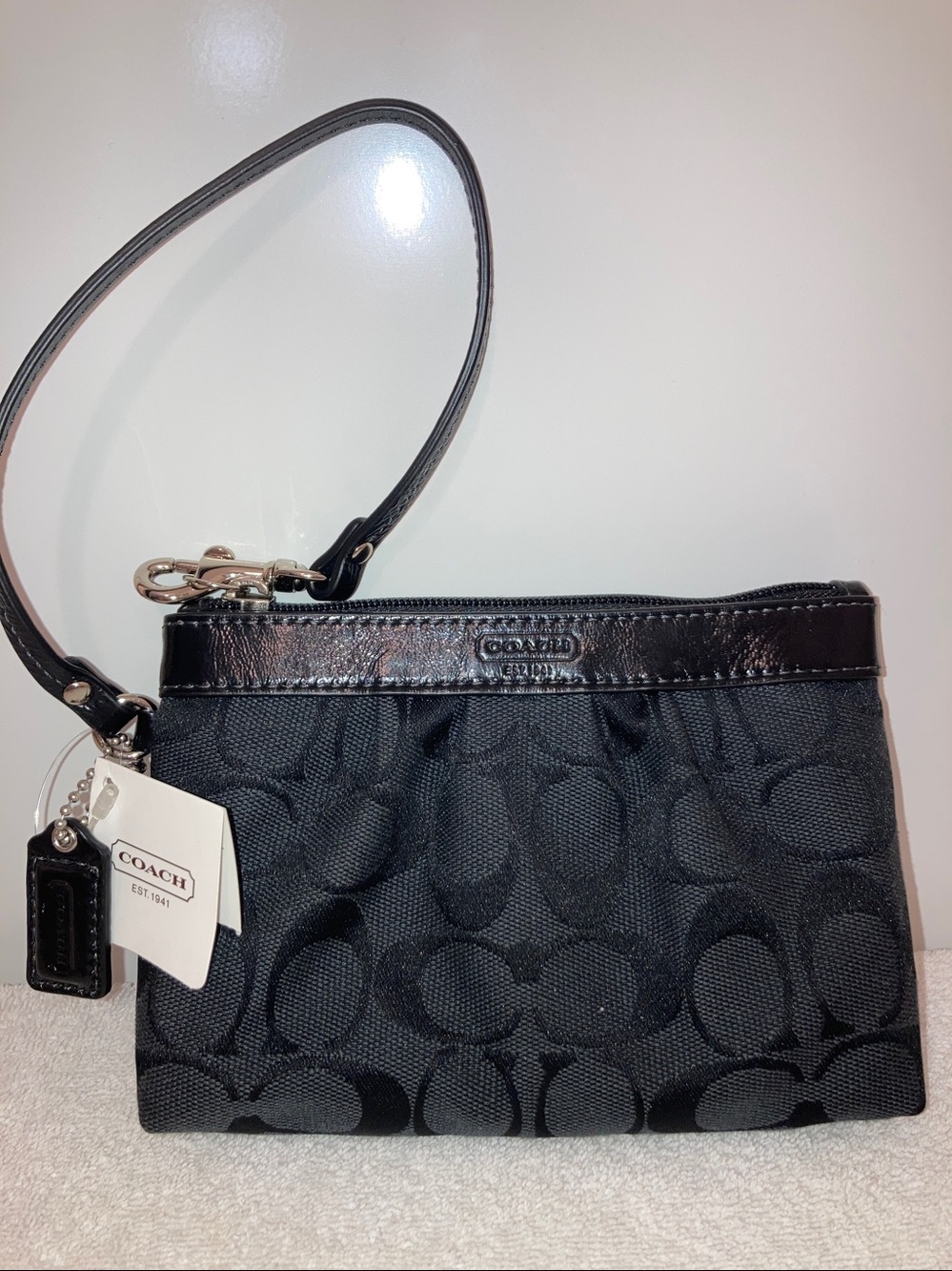 Coach NWT Black Signature Wristlet w Hangtag  🎁🎄